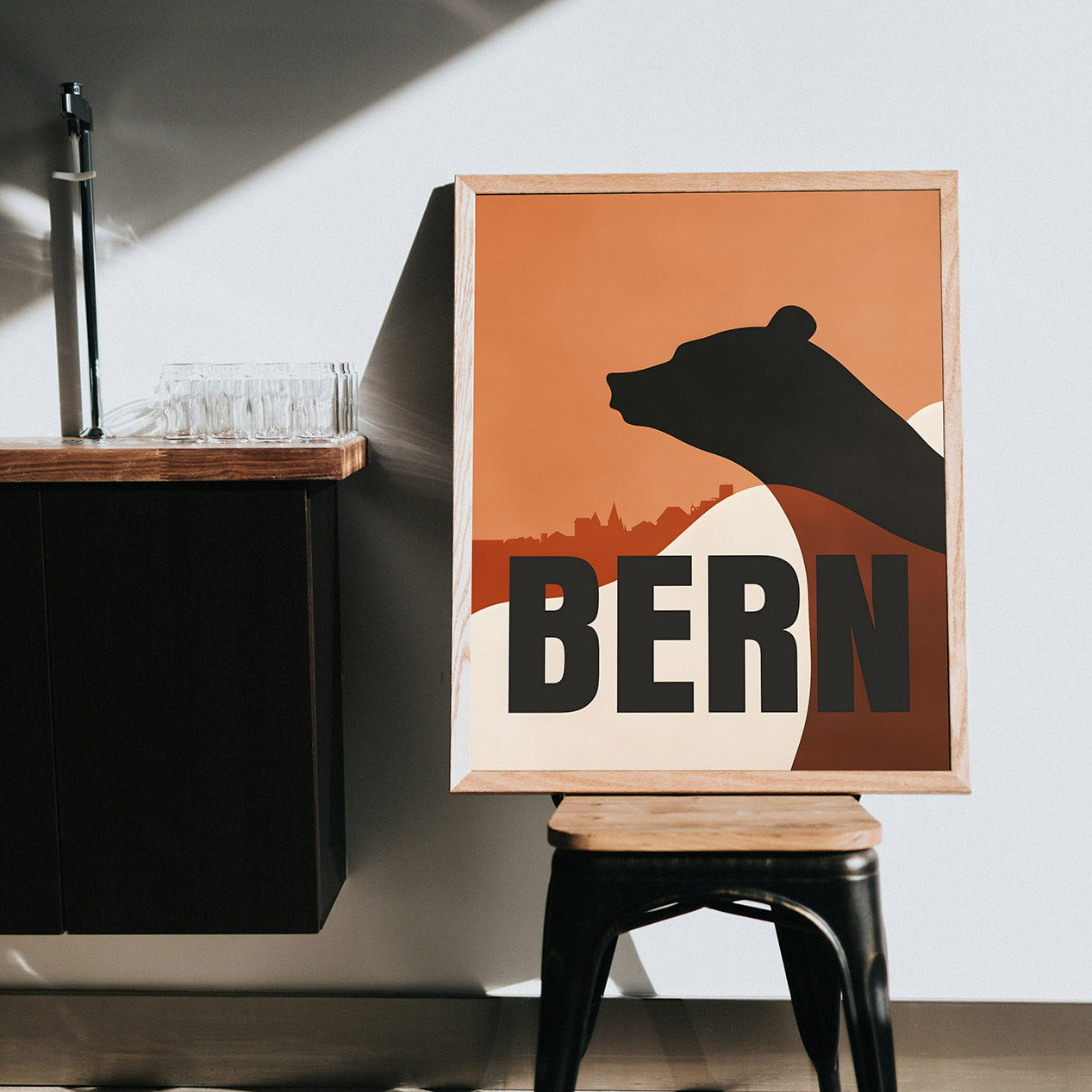 Bern Silhouette: Harmonie im Schatten - Holzgerahmtes Poster